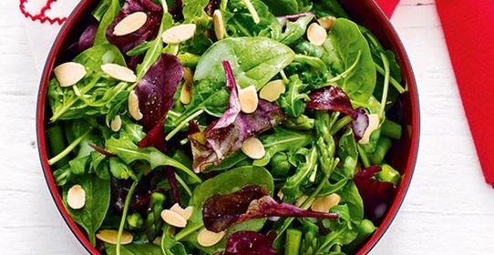 Свекольный салат со шпинатом и миндалем
