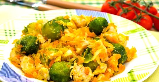 Куриное филе, жаренное с брюссельской капустой