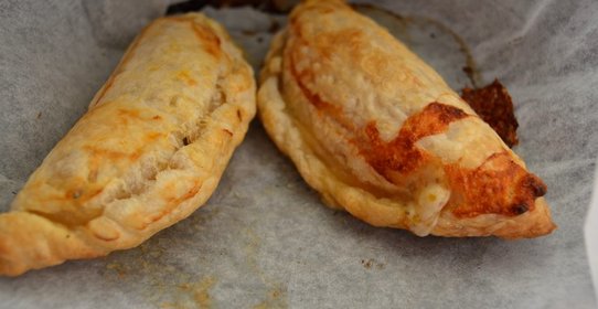 Кальцоне с моцареллой и помидорами черри