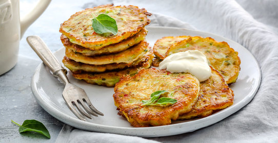 Пышные оладьи из кабачков с базиликом