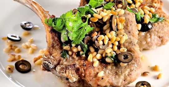 Телятина с маслинами и кедровыми орешками
