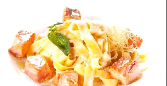 Феттучини с копченым лососем в соусе из сливок и укропа