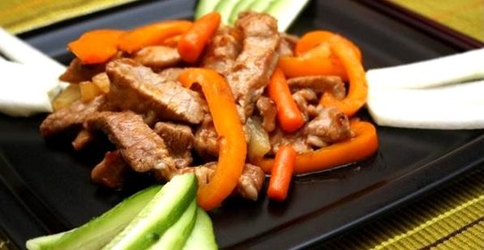 Свинина в кисло-сладком соусе с ананасами