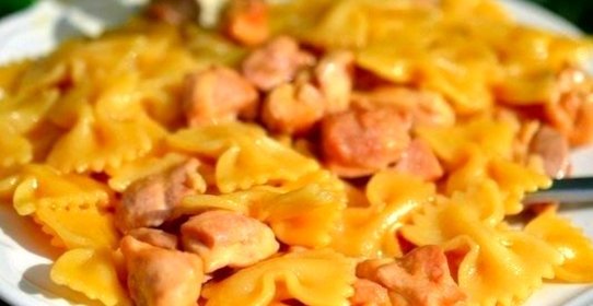 Паста фарфалле с курицей и медом