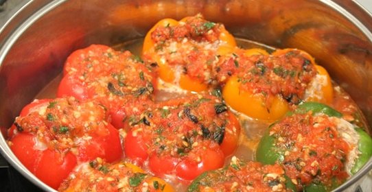 Перец, фаршированный мясом и овощами