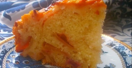 Яблочный пирог со сливами