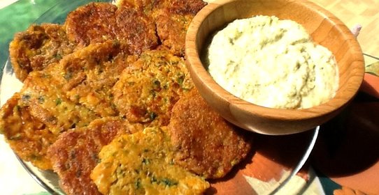 Овощные оладьи со сливочным соусом из брокколи