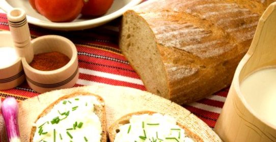 Бутерброды с творожным кремом и луком