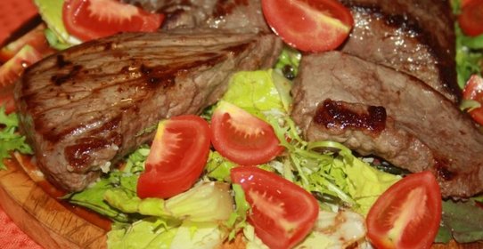 Сочный говяжий ромштекс с салатным миксом