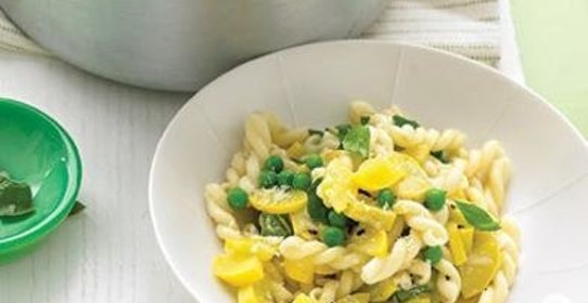 Паста со сквошем, горохом и базиликом