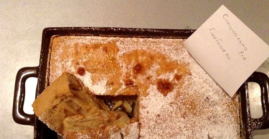 Шарлотка с яблоками и корицей