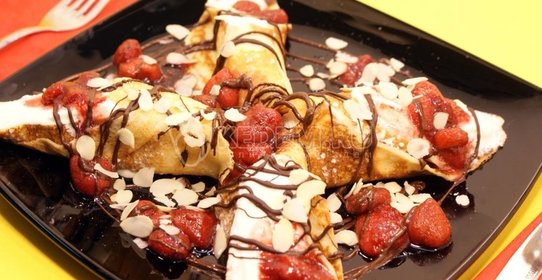 Блинчики с мороженым и клубникой