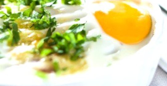 Запеченные яйца с грибами, чеддером и красным перцем