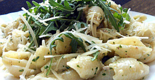 Паста с песто из руколы и грецких орехов