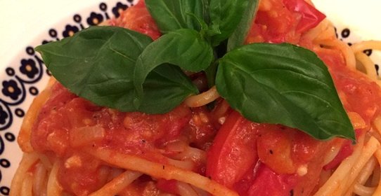 Спагетти с помидором и базиликом