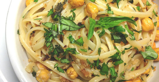 Спагетти с нутом и каперсами