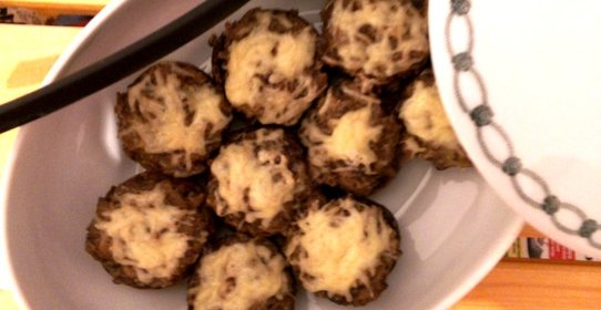 Запеченные шампиньоны, фаршированные курицей и луком