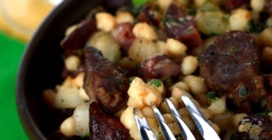 Рагу из баранины с курагой, черной смородиной и картофелем