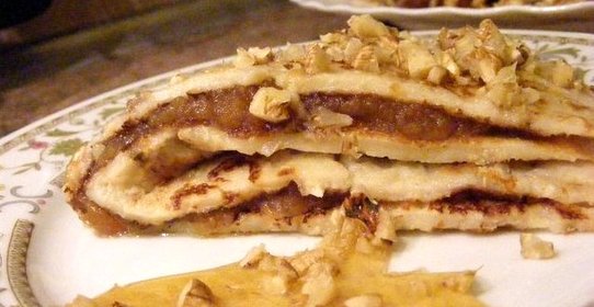 Блины с мёдом и орехами