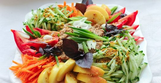 Овощной салат с тунцом и яблоком