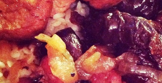 Свинина, тушеная с черносливом и луком