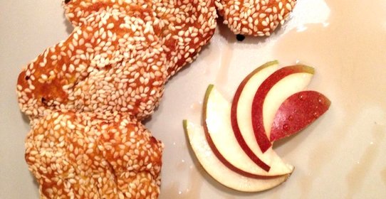 Тыква с медом в кунжуте, сервированная грушей и кленовым сиропом