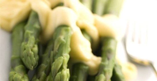 Свежая спаржа с воздушным голландским соусом