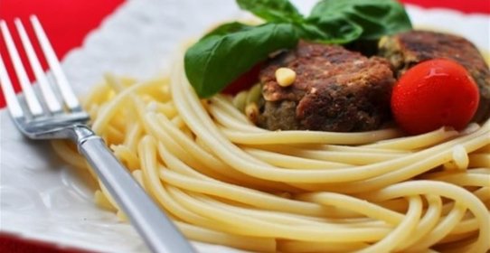 Баклажанные фрикадельки с кедровыми орешками и пармезаном