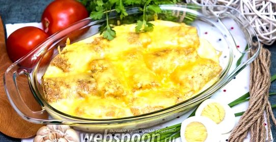Блинчики с луком и яйцом под сливочной заливкой
