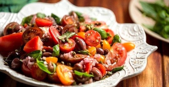 Салат из помидоров с оливками и каперсами от Резы