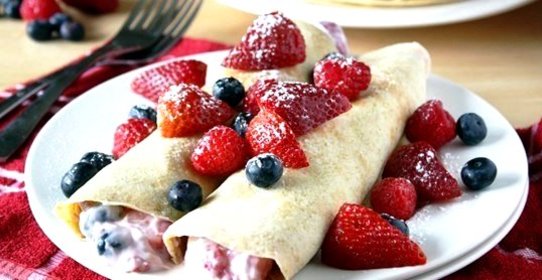 Блины с начинкой из йогурта и ягод