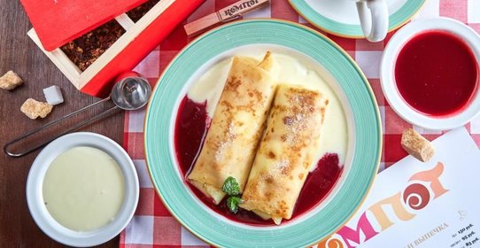 Блинчики с творогом в сливочном и малиновом соусе