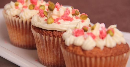 Капкейки с белым шоколадом и фисташками по рецепту А. Селезнева