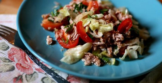 Невероятно сочный салат с тунцом