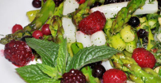 Салат из спаржи и ягод