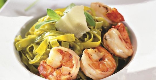 Шпинатная лапша с креветками