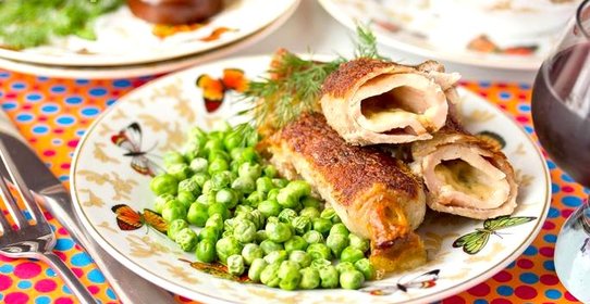 Рулетики из свинины с сырной начинкой