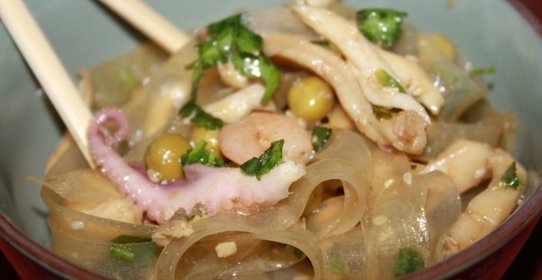 Салат с лапшой и морепродуктами
