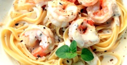 Паста с креветками в сливочно-чесночном соусе