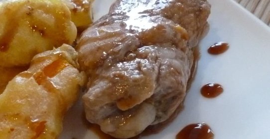 Свиные рулеты в сливовом соусе