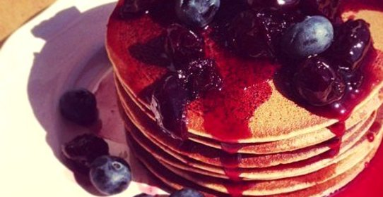 Шоколадные панкейки с голубикой