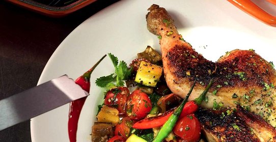 Цыпленок, маринованный в острых специях, с овощами