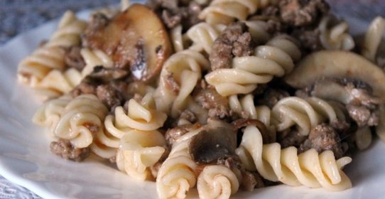 Фузилли с мясным фаршем и шампиньонами