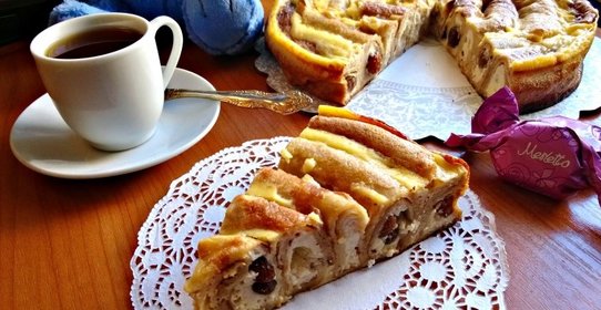 Блинный пирог с творогом и изюмом