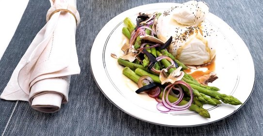 Спаржа с бурратой и соусом из хересного уксуса и меда