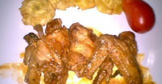 Тушеные крылышки с жареными бананами