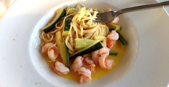 Паста с цукини и королевскими креветками