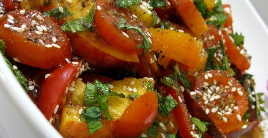 Салат из помидоров и персиков