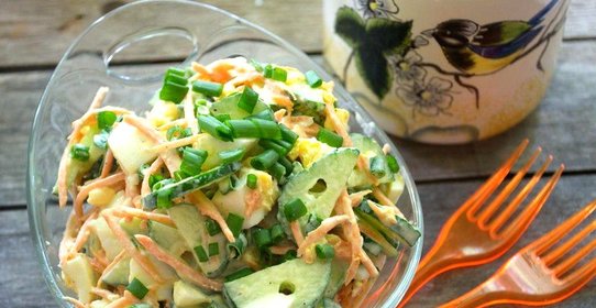 Простой салат с огурцом и морковью