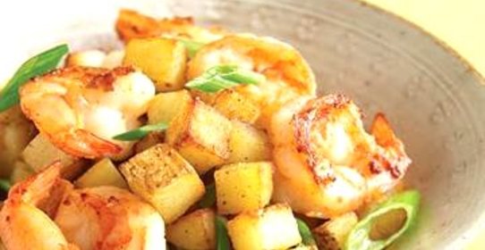 Креветки с луком и картофелем